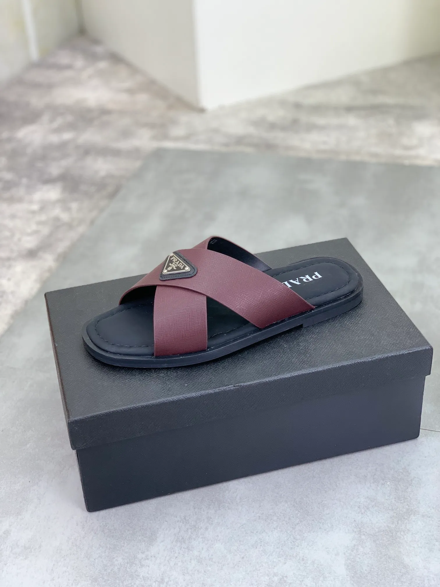 Men's shoes 💰P300💰【New style】🎁🎁🎁 PRADA Prada's new casual slippers, original official website 1:1, perfect workmanship, transmitting a kind of noble luxury, sublimating its definition of luxury in Prada's high-end extraordinary craftsmanship. Original combination outsole, code number: 38-44 (45 customized) 4️⃣colors🉑️ to choose from